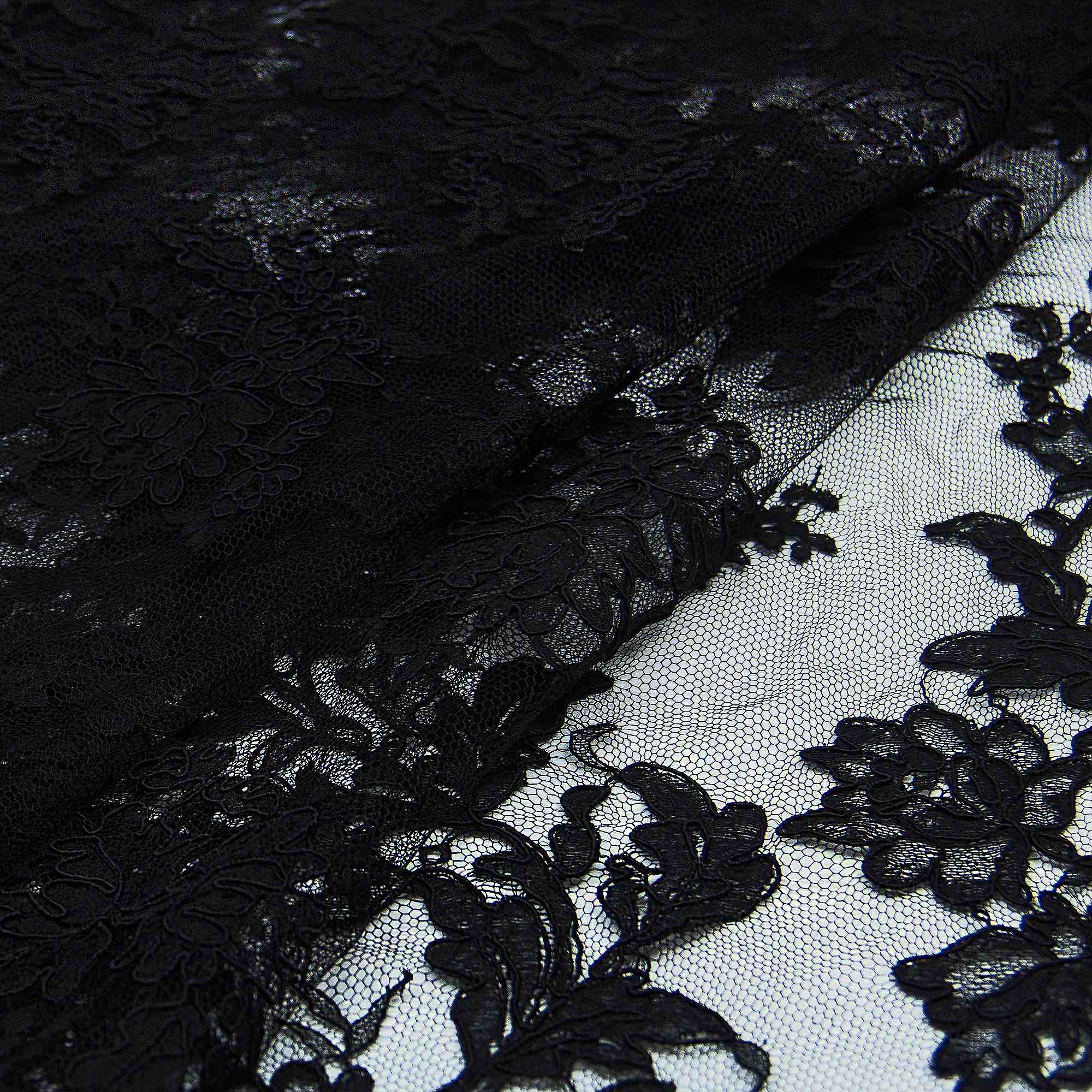 Черная ткань на платье
